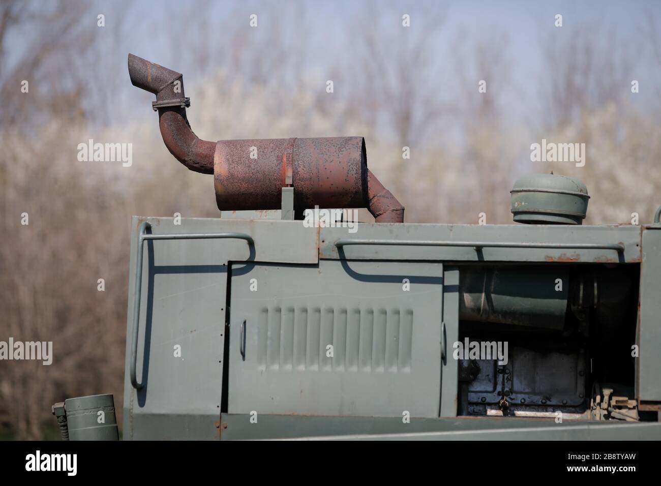 Details eines Armee-Traktors, der den Boden für ein mobiles Kampagnenkrankenhaus zur Behandlung von Covid-19-Patienten ebnen soll. Stockfoto