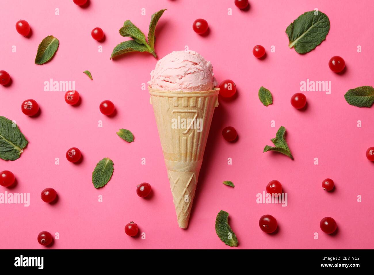 Eis und Beeren auf rosa Hintergrund. Süßes Essen Stockfoto