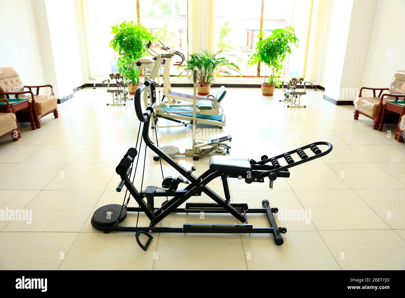 Die Fitnessgeräte befinden sich im Fitnessstudio Stockfoto