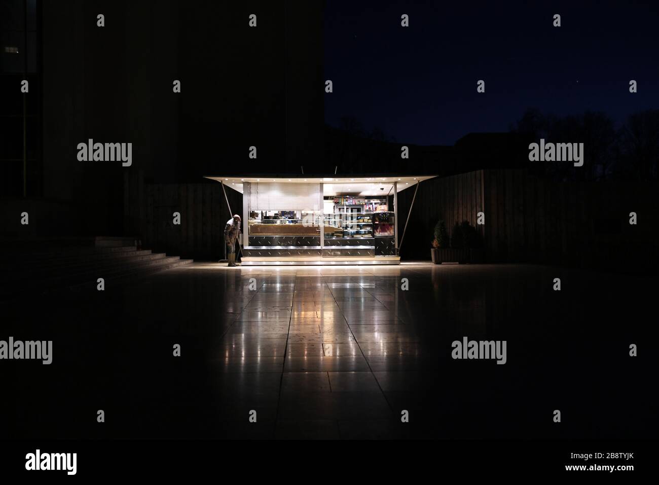 Essen in Paris bei Nacht Stockfoto