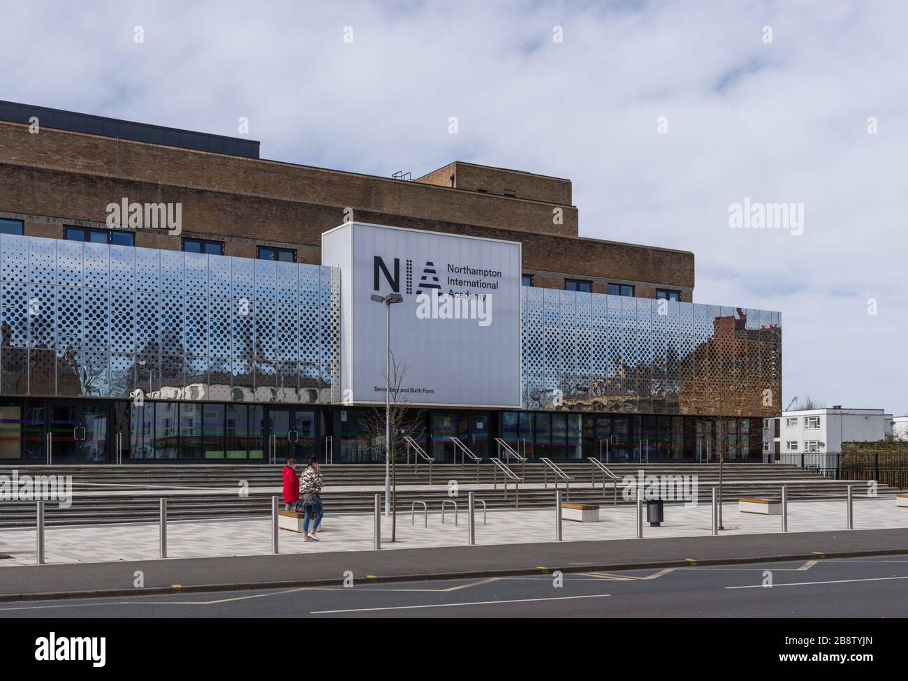 Die ultramoderne Northampton International Academy wurde von einem ehemaligen Royal Mail Sortierbüro in Northampton, Großbritannien, renoviert Stockfoto