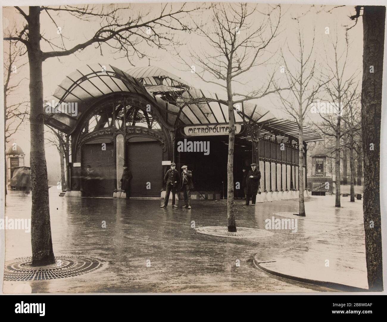 Männer, die an einer Öffnung des Metropolitan warten, Paris Hommes Attendant devant une bouche du métropolitain, Paris. Photographie anonyme. Tirage au gélatino-bromure d'argent. Paris, musée Carnavalet. Stockfoto