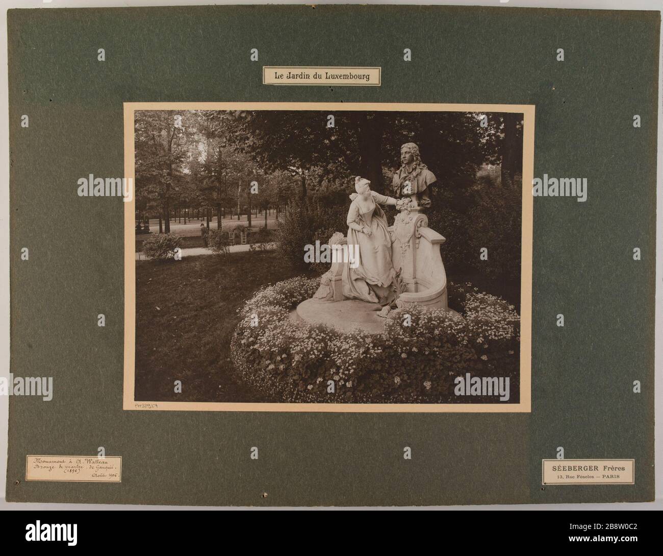 Der Jardin du Luxembourg // Denkmal für A. Watteau / Bronze & Marmor von Gauquié / (1896) / August 1906. Denkmal Watteau in den Luxemburger Gärten, rund um Gauquié, 6. Bezirk, Paris Henri-Désiré Gauquié (1858-1937). 'Monument à Watteau' au jardin du Luxembourg. Paris (vie arr. ). Août 1906. Photographie de Séeberger Frères. Tirage au gélatino-bromure d'argent. Paris, musée Carnavalet. Stockfoto