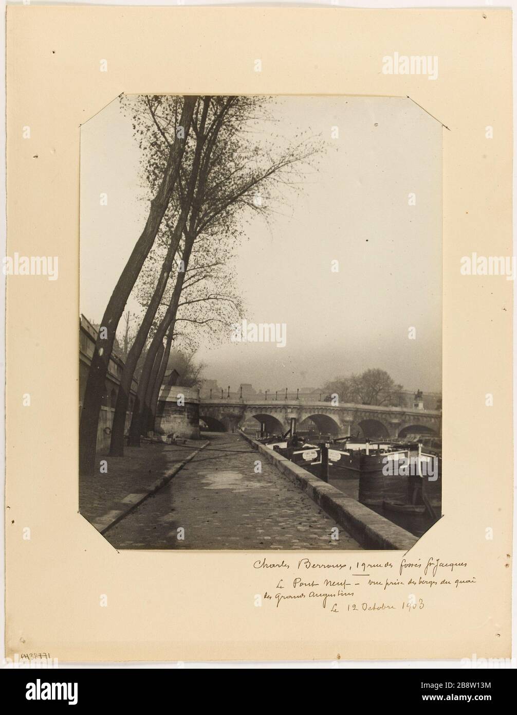 Die Pont Neuf - Blick vom Ufer des Docks / Grands Augustins / 12. Oktober 1903. Die Pont Neuf, die am Ufer des Quai des Grands Augustins, 6. Bezirk, Paris Le pont Neuf, schießt. Vue Pry des berges du quai des Grands-Augustins, le 12 octobre 1903. Paris (VIème arr.). Photographie de Charles Berroux. Tirage au gélatino-bromure d'argent. Paris, musée Carnavalet. Stockfoto