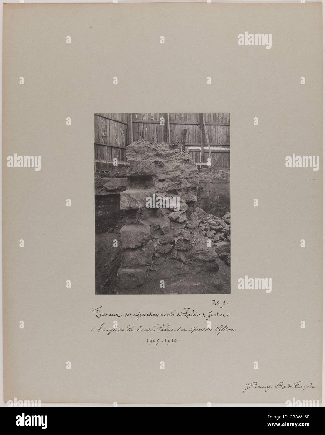 Nr. 9 / Werke Erweiterungen des Justizpalastes / an der Ecke Boulevard du Palais und Quai des Goldsmiths / 1909-1910. Arbeiten zur Erweiterung des Gerichtsgebäudes an der Ecke Boulevard du Palais und Quai des Goldsmiths, 4th District, PA Barry, Jean. Nr. 9 / Travaux des agrandissements du Palais de Justice / à l'Angle des Boulevard du Palais et du quai des Orfèvres / 1909-1910. "Travaux d'agrandissement du palais de Justice à l'Angle du Boulevard du Palais et du quai des Orfèvres, 4ème-Viertel, Paris". Tirage au gélatino-bromure d'argent. Entre Wa. Paris, musée Carnavalet Stockfoto