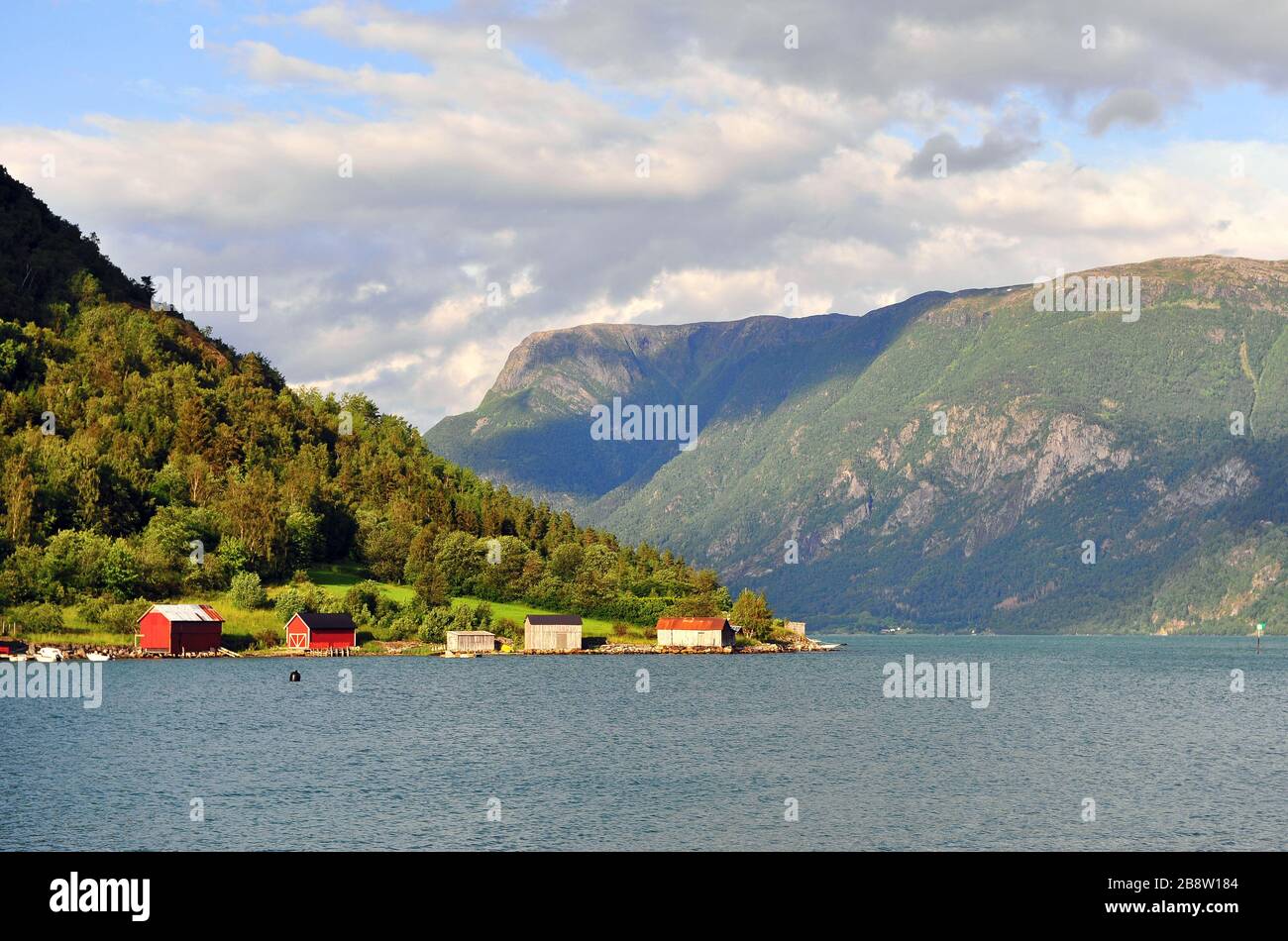 Schöne Naturlandschaft mit Häusern am Fjord, Solvorn, Norwegen Stockfoto