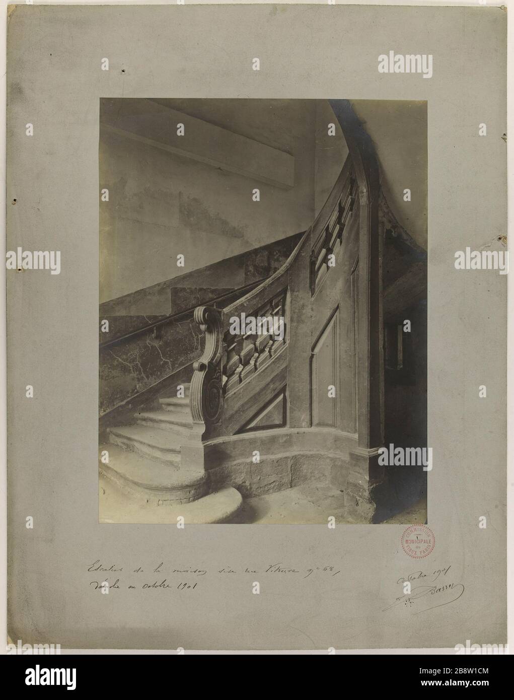 Treppe zum Haus in der Rue Vitruven 58, im Oktober 1901 abgerissen. Blick auf die Treppe eines abgerissenen Hauses, 58 Vitruvius-Straße, 20. Bezirk, Paris. Vue de l'escalier d'une maison démolie, 58 rue Vitruve, Paris (XXème arr.). Photographie de Jean Barry. Tirage sur Papier Albuminé. Oktobre 1901. Paris, musée Carnavalet. Stockfoto