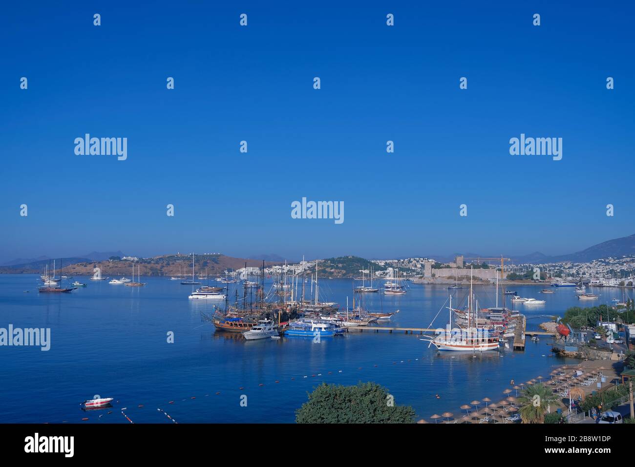 Bodrum Downtown mit Schloss, Strand und Jachthafen. Blick auf Bodrum Beach, traditionelle weiße Häuser, Boote, Yachten in Bodrum Stadt Türkei. Stockfoto