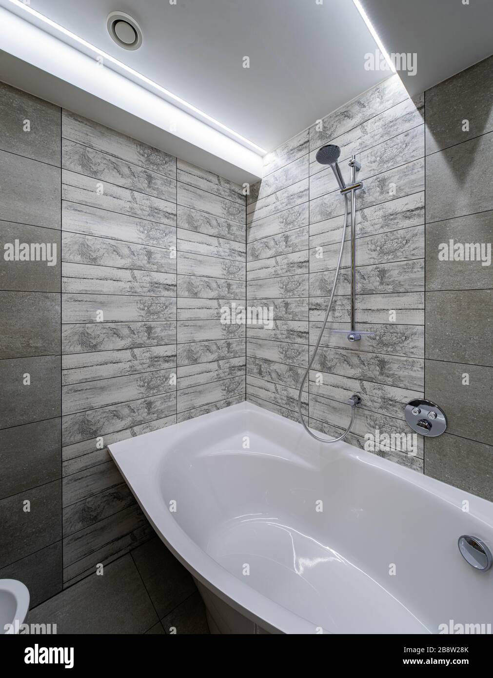 Modernes Dachgeschoss im Badezimmer. Graue Kachel. Weißes Bad mit Dusche.  Lampe in der Decke Stockfotografie - Alamy