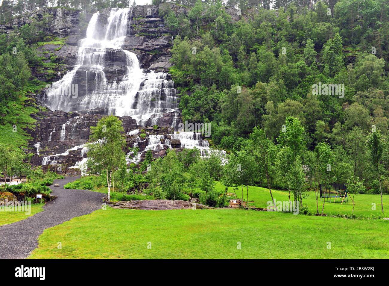 Blick auf den großen Wasserfall in Norwegen, Skandinavien Stockfoto