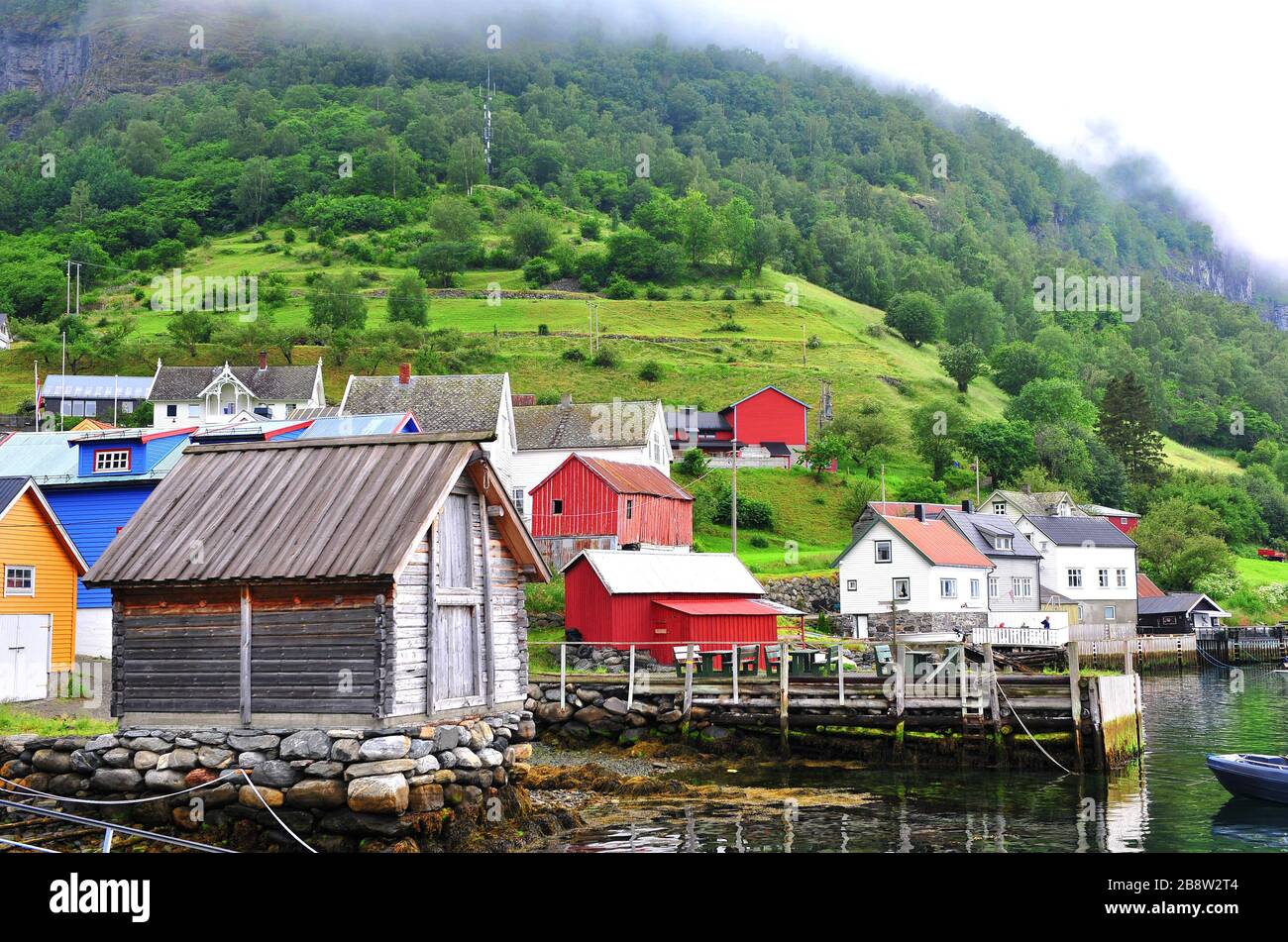 Bunte Häuser des Dorfes Undredal in Norwegen, skandinavische Landschaft Stockfoto