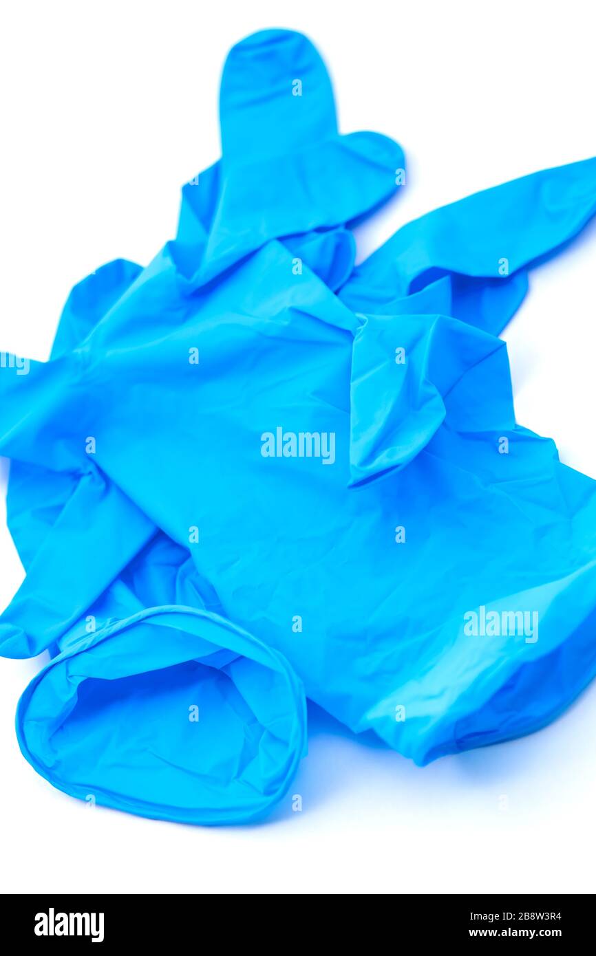 Paar Schutzhandschuhe aus blauem Latex für Hygienezwecke. Selektiver Fokus mit geringer Schärfentiefe. Stockfoto