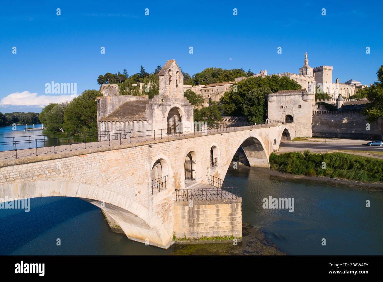 Luftaufnahme des Papstpalastes von Avignon (Palais des Papes) und der Brücke von Avignon (Pont d'Avignon oder Pont St-Bénézet), die von UNE als Weltkulturerbe aufgeführt ist Stockfoto