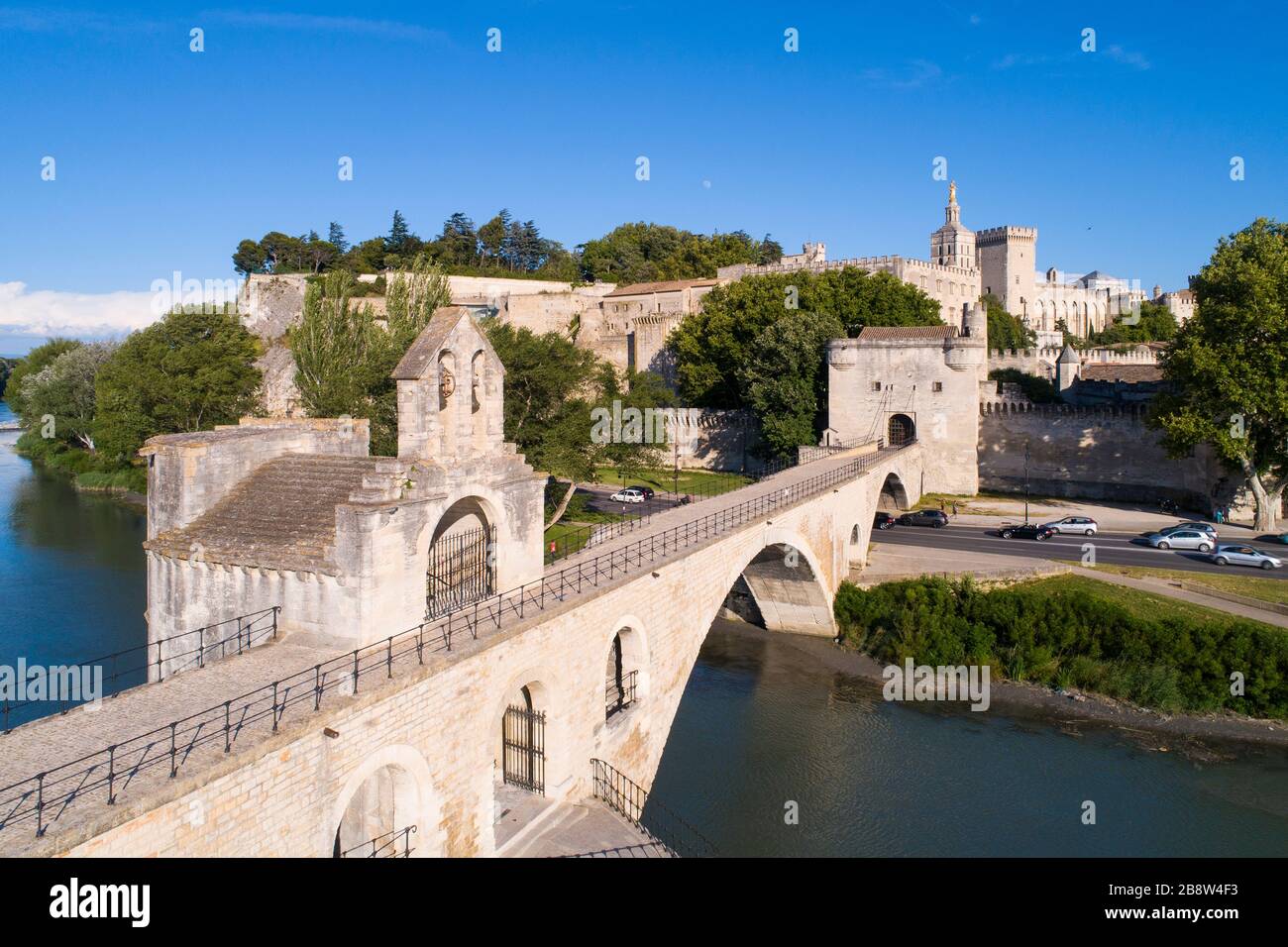 Luftaufnahme des Papstpalastes von Avignon (Palais des Papes) und der Brücke von Avignon (Pont d'Avignon oder Pont St-Bénézet), die von UNE als Weltkulturerbe aufgeführt ist Stockfoto