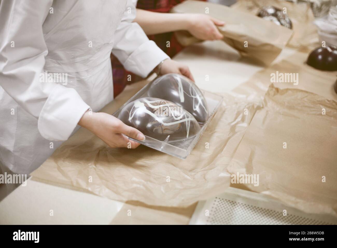 Schokolade machen. schokoladen-ostereier machen. Schokoladenfabrik. Vintage-Stil Stockfoto