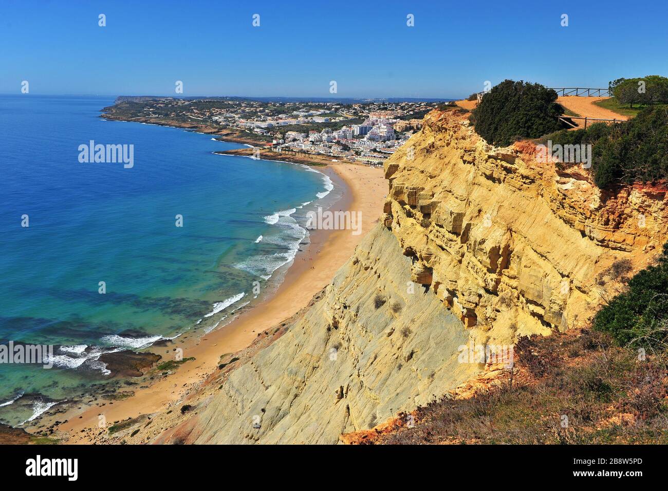 Schöne Landschaft an der Küste der Algarve im Sommer, Portugal Stockfoto