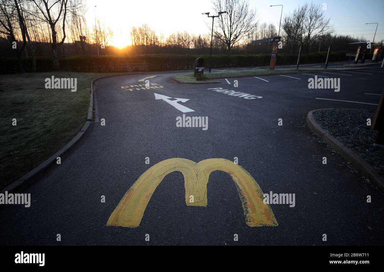 McDonald's-Logo auf der Straße im Telford Wrekin Retail Park. McDonald's Restaurants schließen heute alle seine Standorte in Großbritannien, da Boris Johnson sagte, die Regierung sei bereit, strengere Beschränkungen zu verhängen, um die Ausbreitung des Coronavirus einzudämmen, wenn die Menschen nicht den Leitlinien zur sozialen Distanzierung folgen. Stockfoto