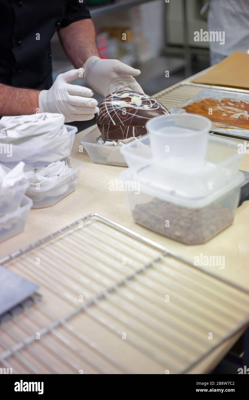 Schokolade machen. schokoladen-ostereier machen. Schokoladenfabrik. Stockfoto