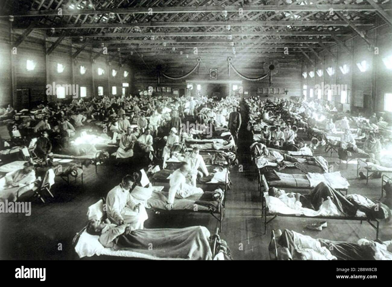 SPANISCHE GRIPPE-SOLDATEN aus Fort Riley, Kansas, die an spanischer Grippe erkrankt sind, werden in einem umgebauten Gebäude in Camp Funston hospitalisiert, in dem einige der ersten Fälle des Ausbruchs verzeichnet wurden. Stockfoto