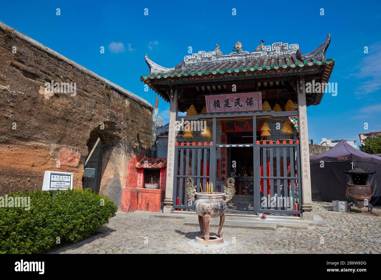 Bronzene Weihrauchurne im Na-Tcha-Tempel, erbaut im Jahr 1888 und der Anbetung der chinesischen Volksgottheit Na Tcha gewidmet. Macau, China. Stockfoto
