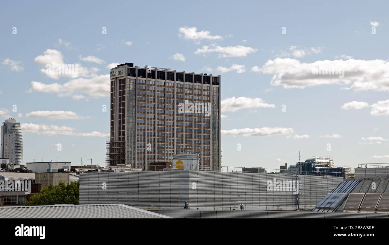 Croydon, Großbritannien - 2. Oktober 2019: Skyline von Croydon mit dem Wahrzeichen des Büroblocks, in dem sich früher der Sitz von Nestle befand und der jetzt zusammenkommt Stockfoto