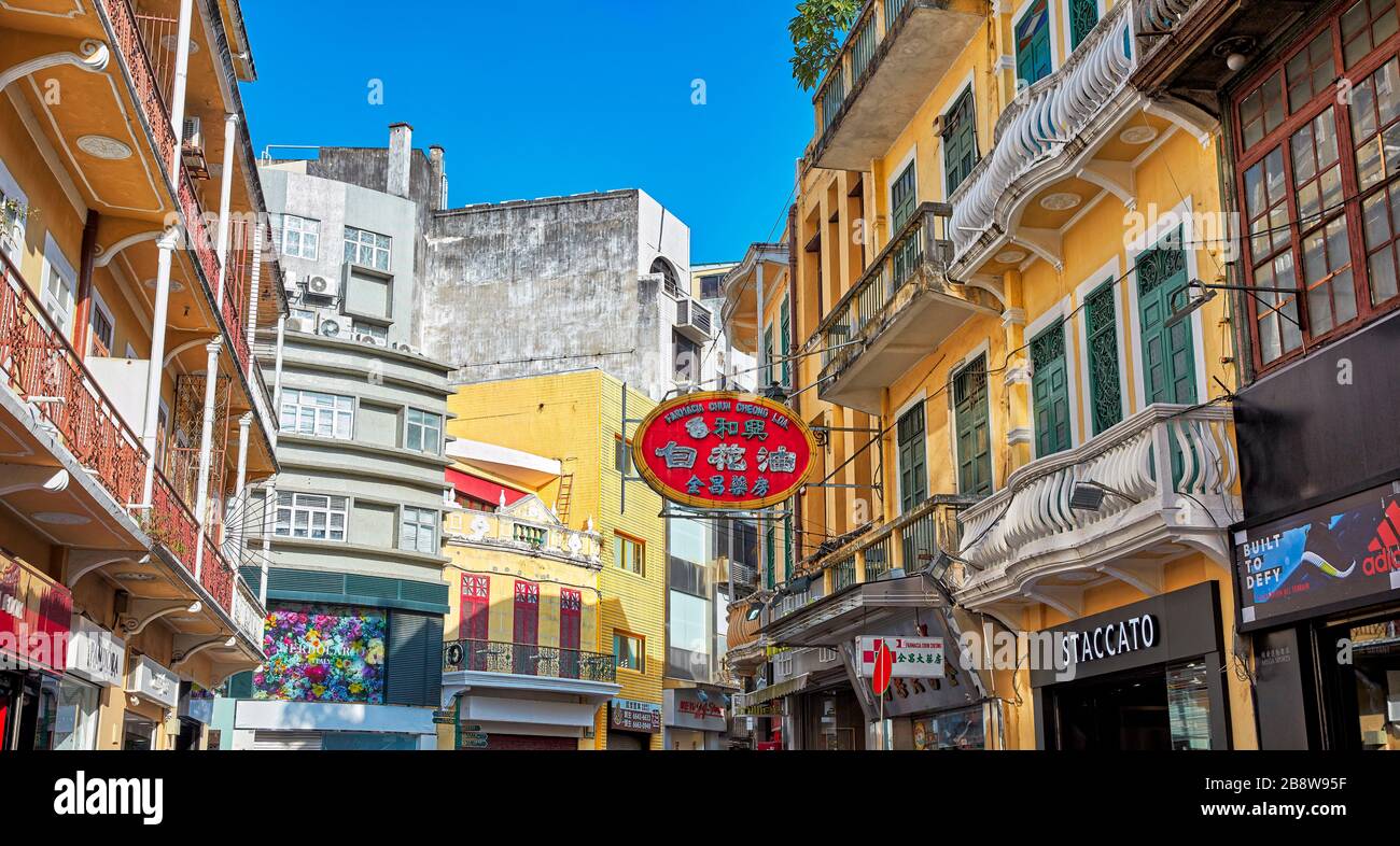 Farbenfrohe Gebäude mit Balkon im historischen Zentrum. Macau, China. Stockfoto