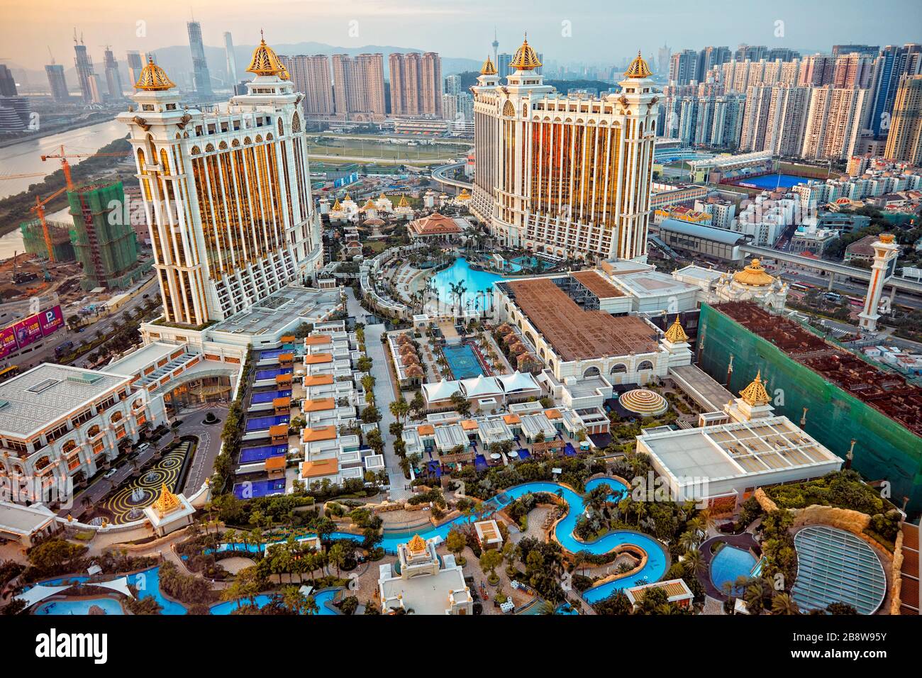 Blick auf das Galaxy Macau Hotel, einen luxuriösen Resortkomplex, in der Abenddämmerung. Cotai, Macau, China. Stockfoto