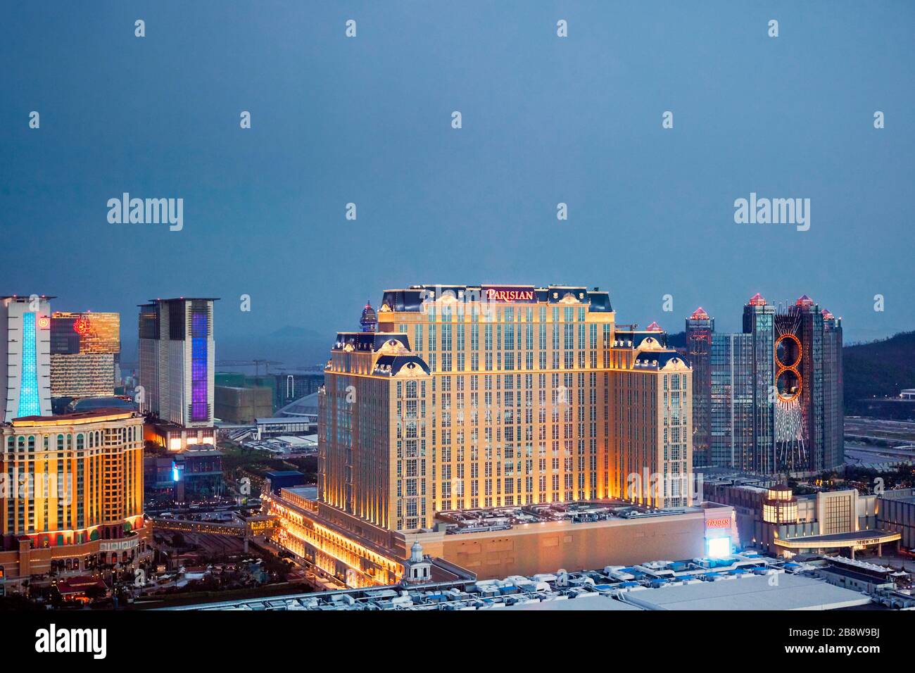 Luftbild des Pariser Macao Hotels und der umliegenden Gebäude, nachts beleuchtet. Cotai, Macau, China. Stockfoto