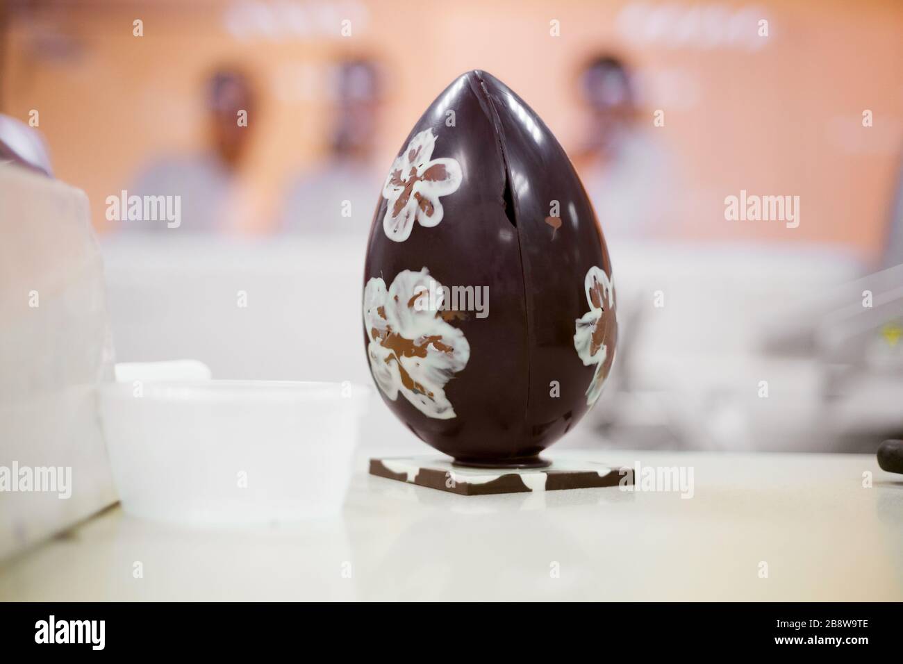 Schokolade machen. schokoladen-ostereier machen. Schokoladenfabrik. Stockfoto