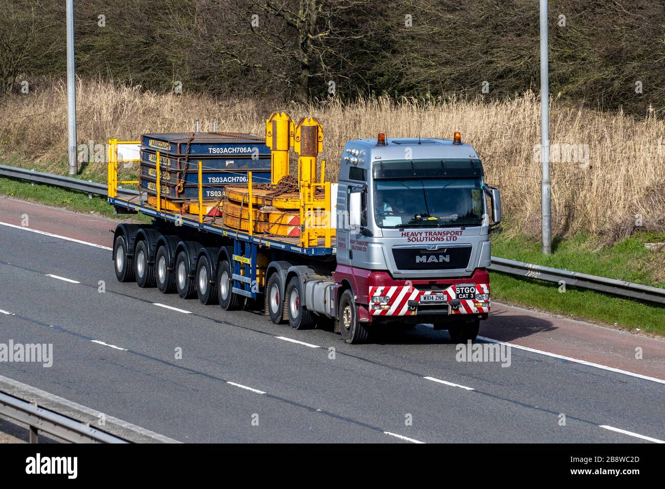 Krangegenwaagen auf Ainscough Cranes Transportfahrzeuge, LKW, Transport, LKW, Frachtführer, MAN Vehicle, European Commercial Transport, Industrie, M61 in Manchester, UK Stockfoto