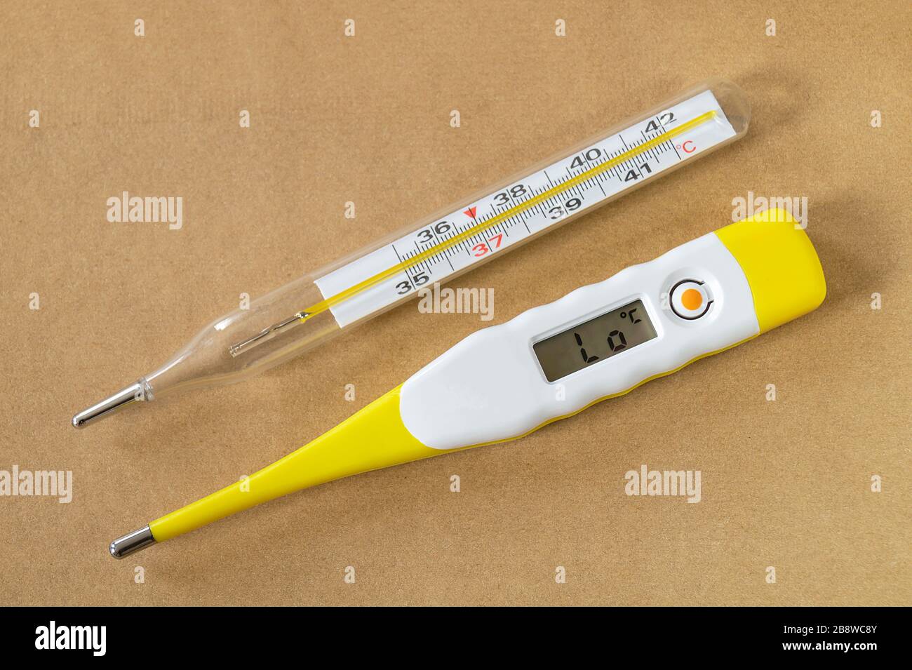 Das Messgerät zur Messung der Körpertemperatur. Das medizinische Gerät auf grauem Hintergrund. Stockfoto