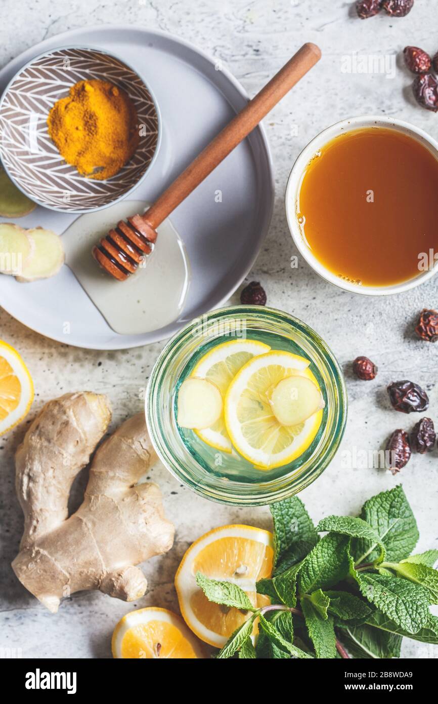 Warme Getränke mit Kurkuma, Ingwer, Honig, Minze und Zitrone. Konzept zur Erhöhung der Immunität. Stockfoto