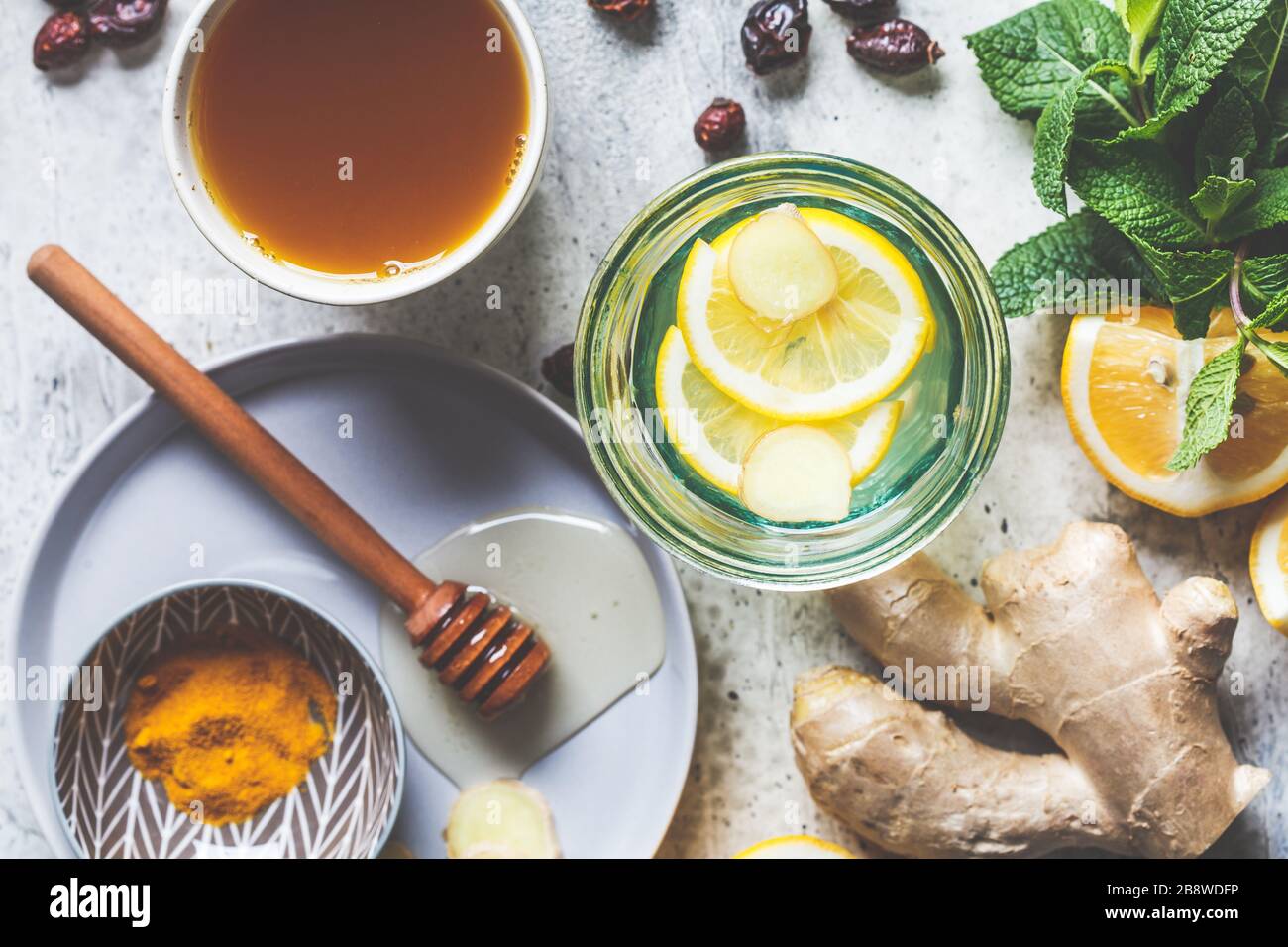 Warme Getränke mit Kurkuma, Ingwer, Honig, Minze und Zitrone. Konzept zur Erhöhung der Immunität. Stockfoto