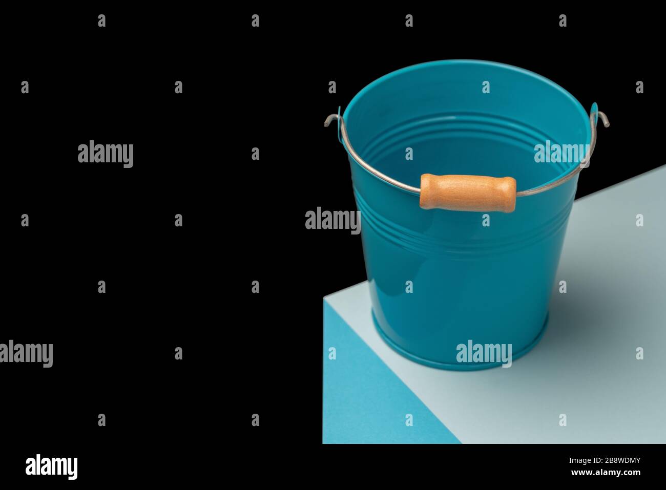 Der Eimer ist leer, auf einem Illusion dreidimensionalen Würfel. Konzeptionelle Ideen. Auf schwarzem Hintergrund Stockfoto