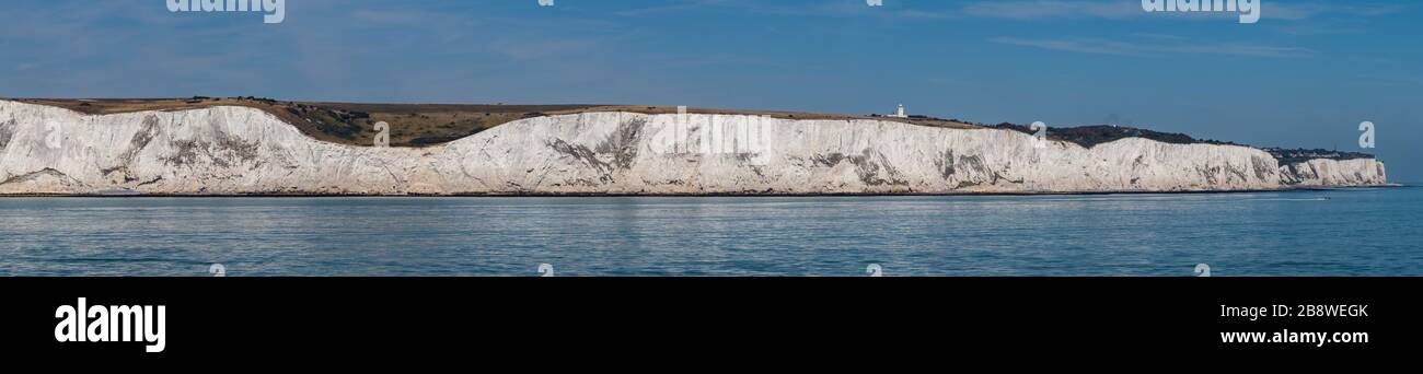 Blick von der Fähre zwischen Calais und Dover auf die weißen Klippen in Großbritannien, Großbritannien Stockfoto