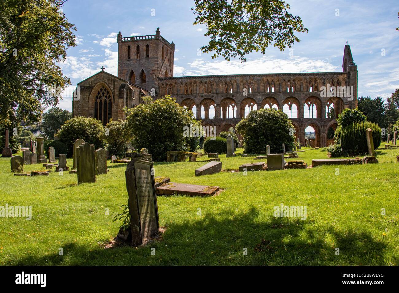 Spaziergang durch die historische Jedburgh Abteikirche in Großbritannien, Großbritannien Stockfoto