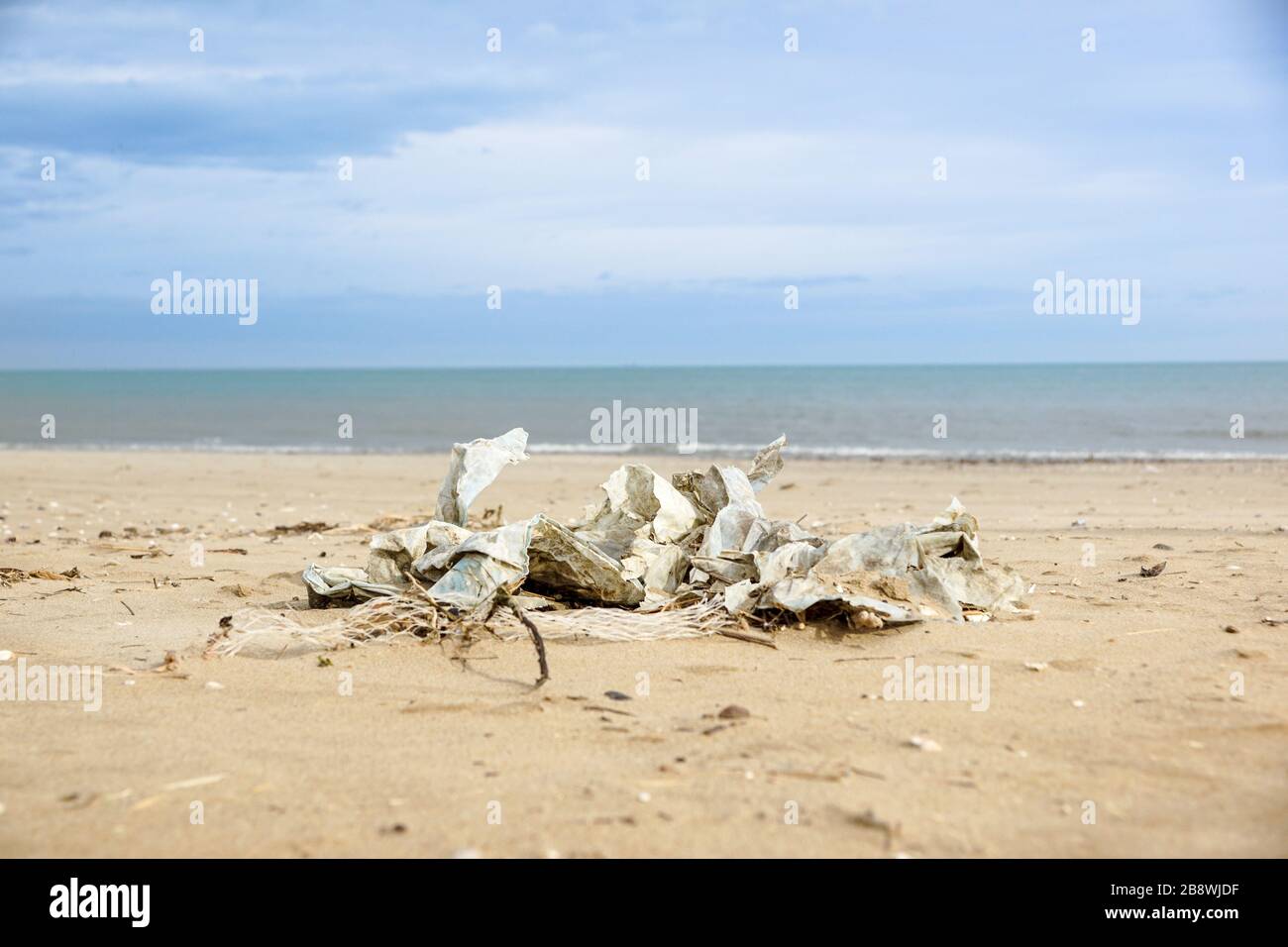 Müll am Strand. Plastikflasche auf Sand verschwenden. Stockfoto