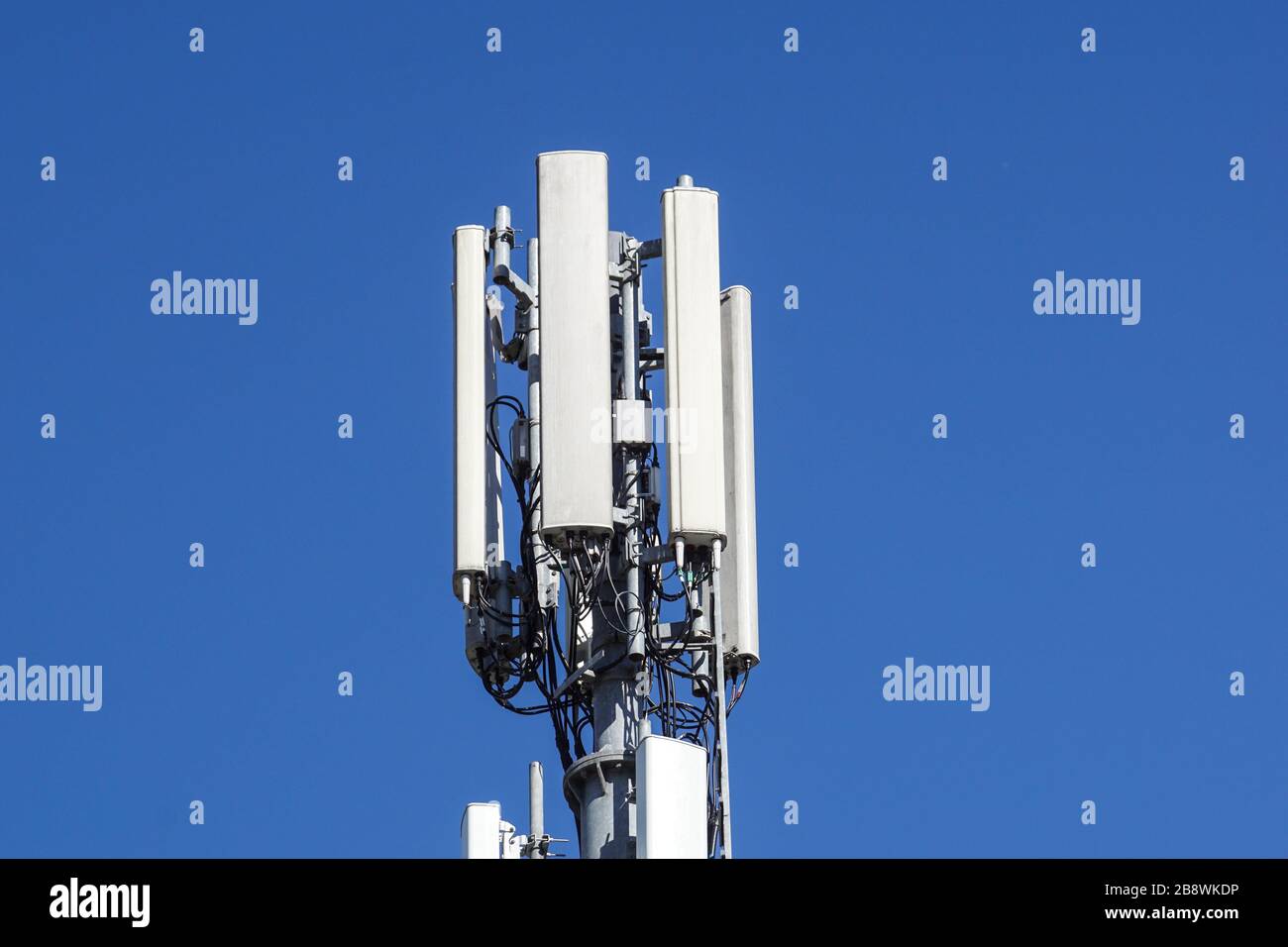 Weiße Farbe Antenne Repeater Turm auf blauen Himmel hautnah Stockfoto
