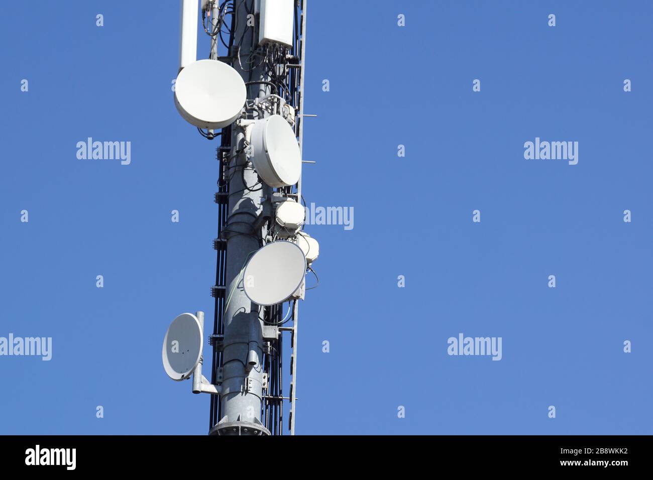 Weiße Farbe Antenne Repeater Turm auf blauen Himmel hautnah Stockfoto