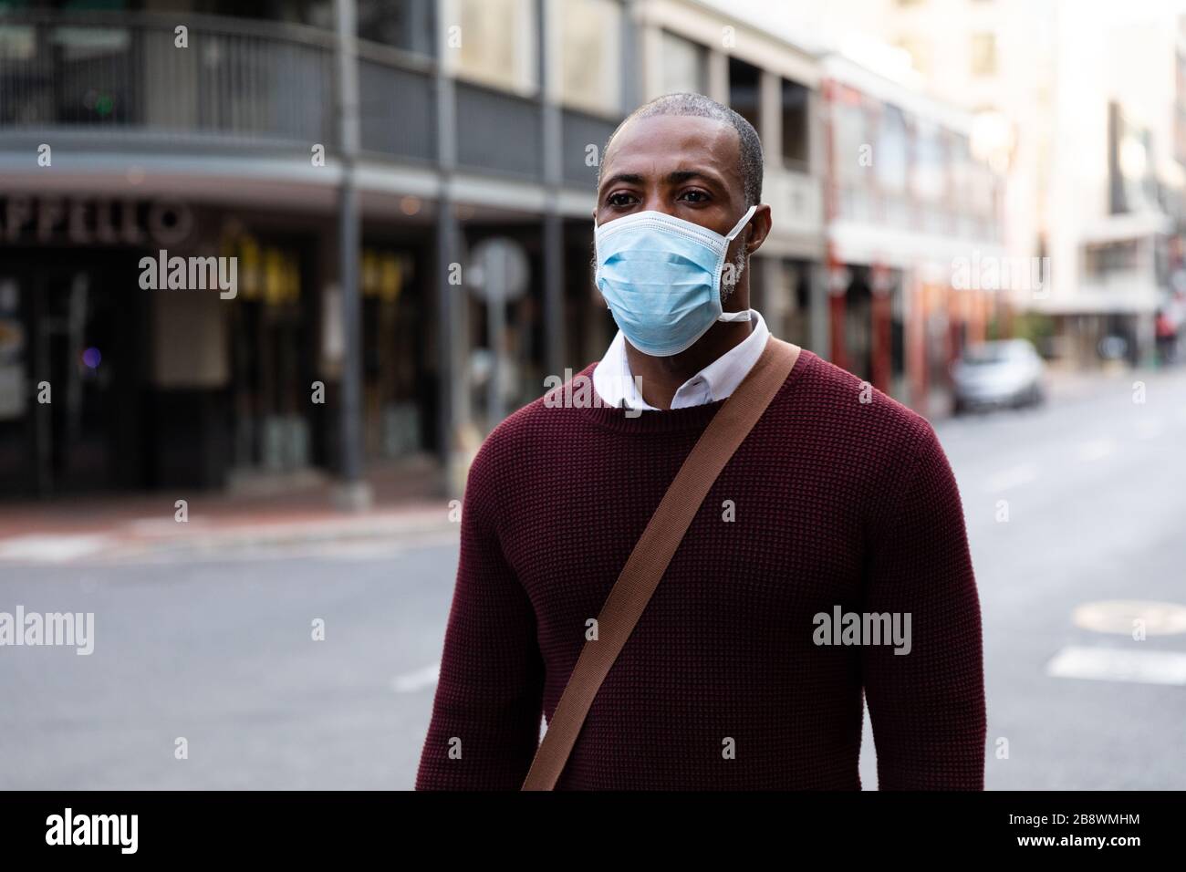 Afroamerikanische tragen eine Kovid19-Coronavirus-Maske auf der Straße Stockfoto