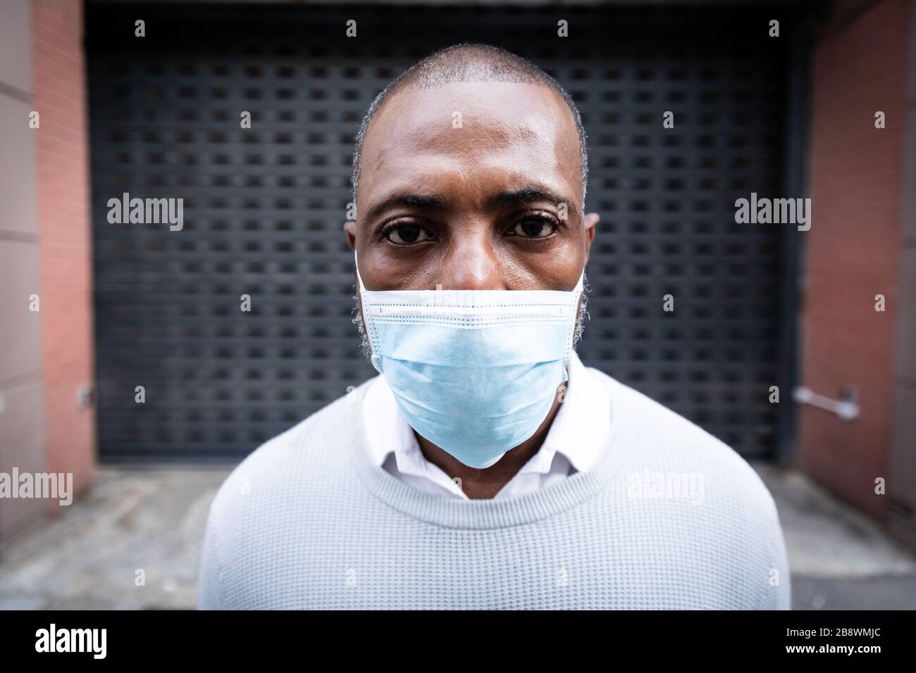 Afroamerikanische tragen eine Kovid19-Coronavirus-Maske auf der Straße Stockfoto