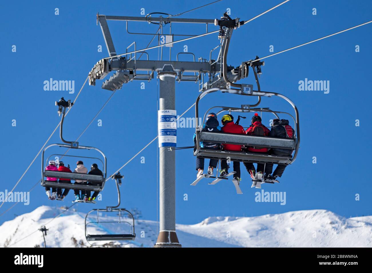 Pas de la Casa, Andorra, 07. Dezember 2019: Baumskifahrer des Skiliftes der Skipiste von Grandvalira, dem größten Skigebiet der Pyrenäen und Sou Stockfoto