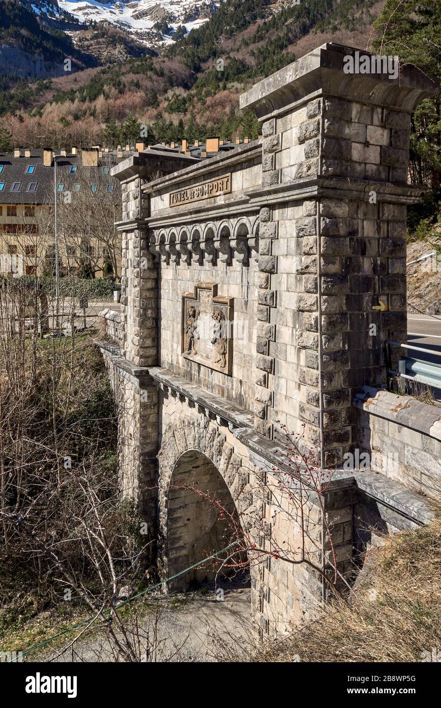 Alte Einfahrt des Sommortunnels auf spanischer Seite in Canfranc, Pyrenäen, Huesca, Spanien, Europa Stockfoto