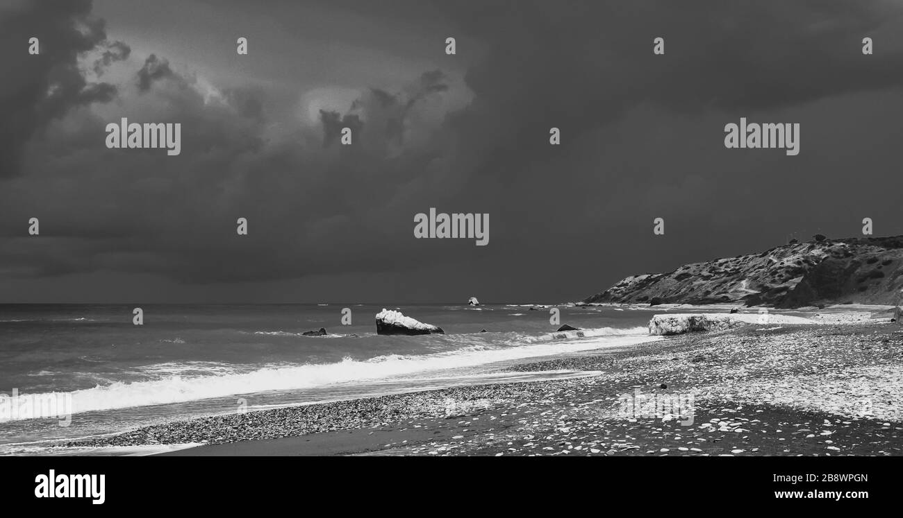 Schwarzes und trauerndes Bild von schweren Wolken, die vor der Zypernküste bei Paphos über dem Mittelmeer hängen Stockfoto