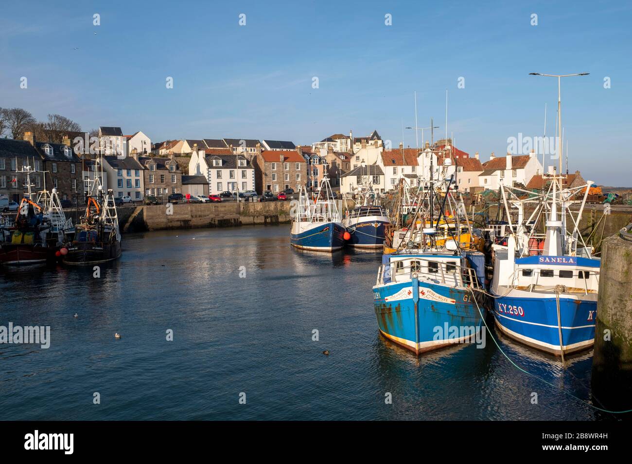 Fischerboote, die im Hafen von Pittenweem, östlich von Neuk, Fife Scotland, gefesselt sind. Stockfoto