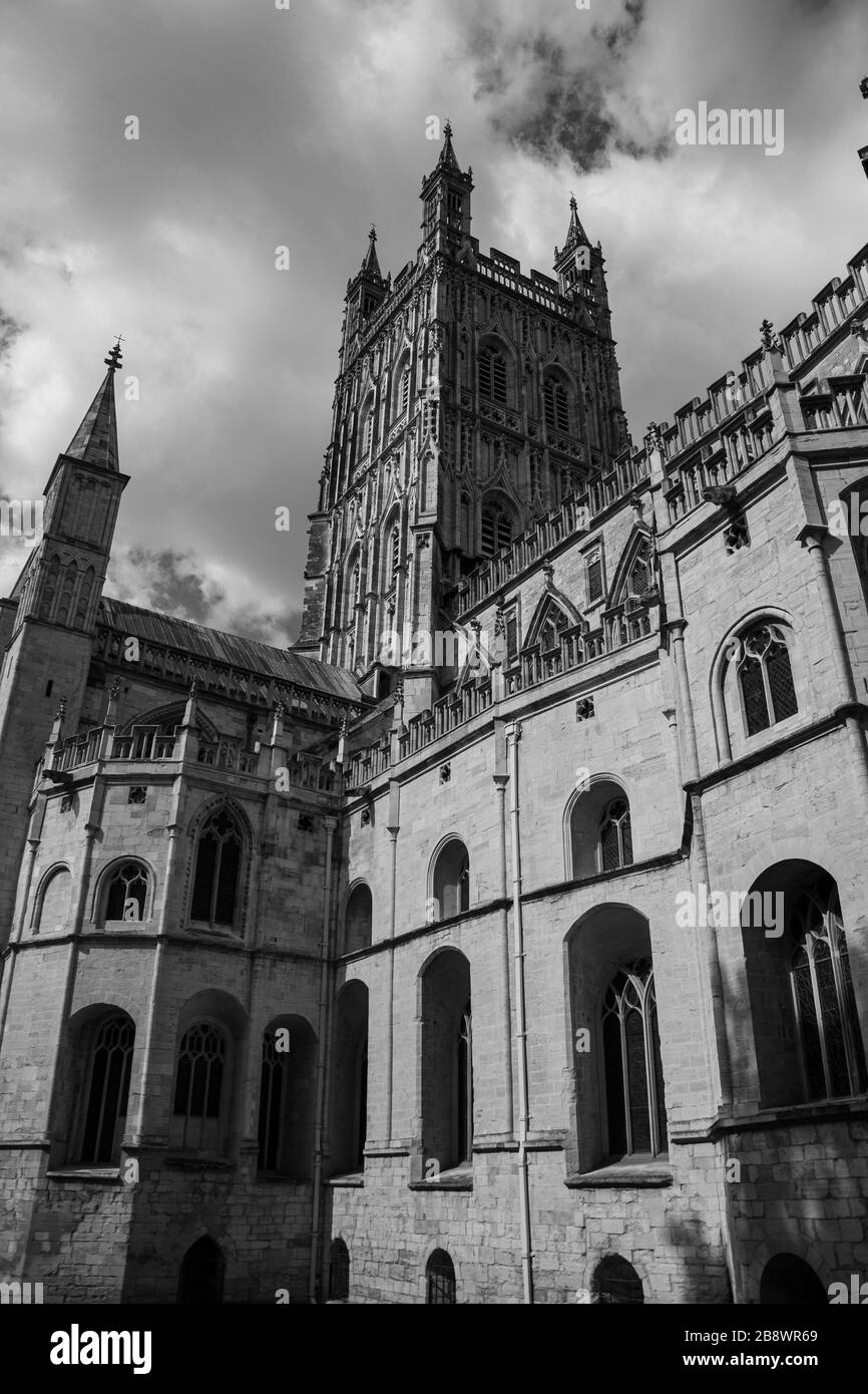 Ein monochromes Bild des zentralen Turms der gotischen Gloucester Kathedrale Stockfoto