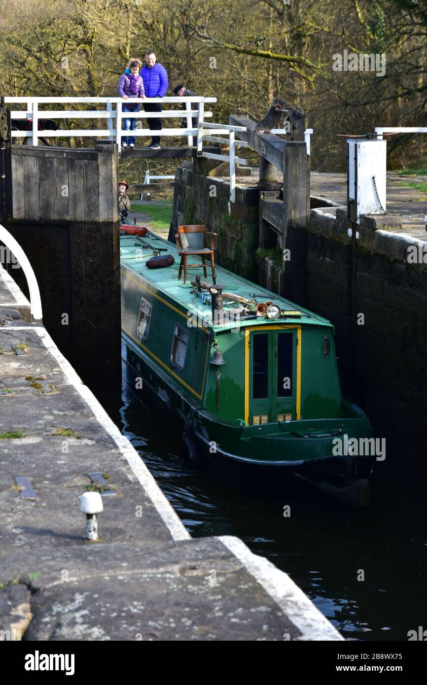 Boot in Lock on the Leeds - Liverpool Canal, Apperley Bridge, West Yorkshire in Spring Stockfoto