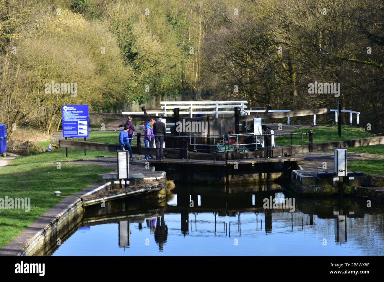 Schleuse auf dem Kanal Leeds - Liverpool, Apperley Bridge, West Yorkshire im Frühling Stockfoto