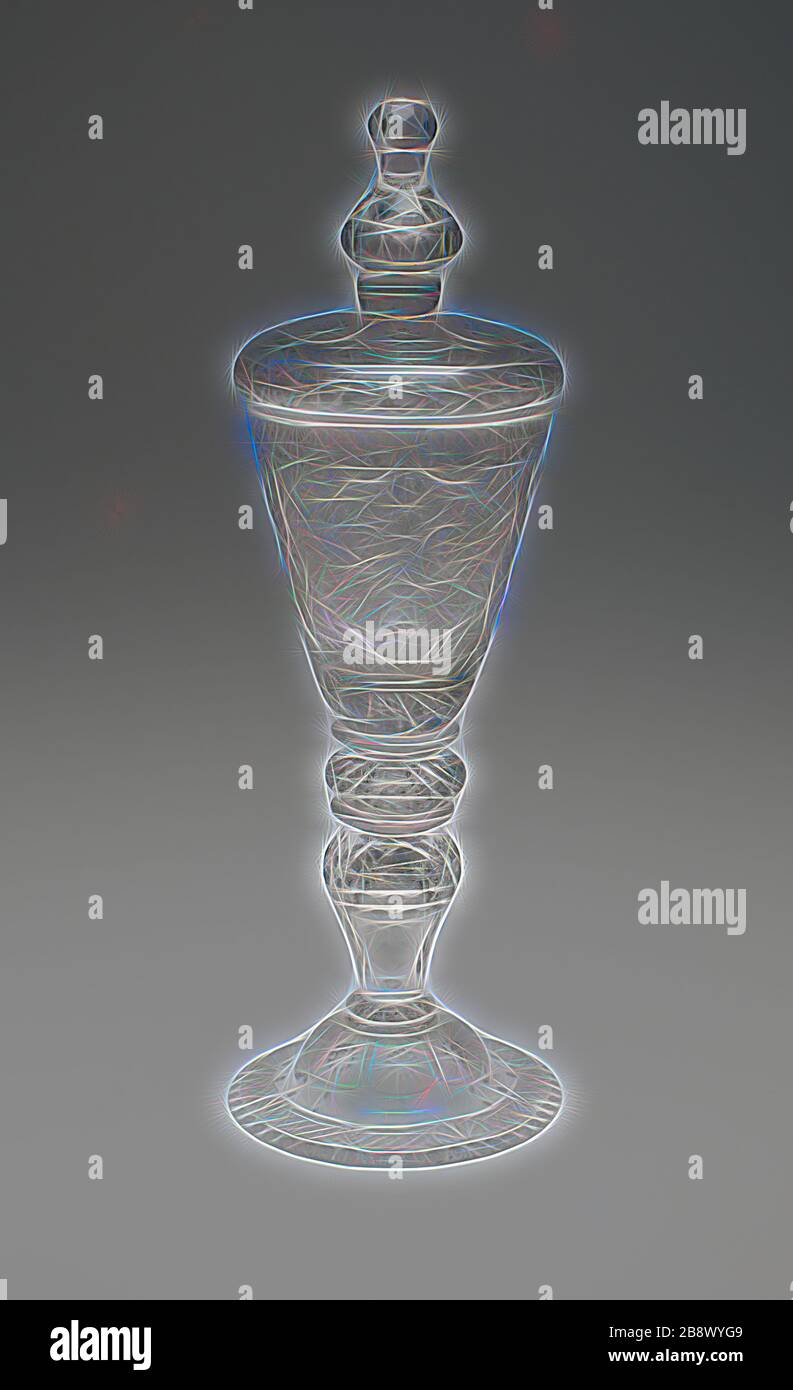 Goblet mit Deckel, ca. 1750, Deutschland, Braunschweig, vermutlich eingraviert von Johann Heinrich Balthasar (Deutsch, aktiv 18. Jahrhundert), Brunswick, Glas, 32,7 × 9,5 cm (12 7/8 × 3 3/4 Zoll), von Gibon neu erdacht, Design von warmfröhlichem Leuchten von Helligkeit und Lichtstrahlen. Klassische Kunst mit moderner Note neu erfunden. Fotografie, inspiriert vom Futurismus, die dynamische Energie moderner Technologie, Bewegung, Geschwindigkeit und Kultur revolutionieren. Stockfoto