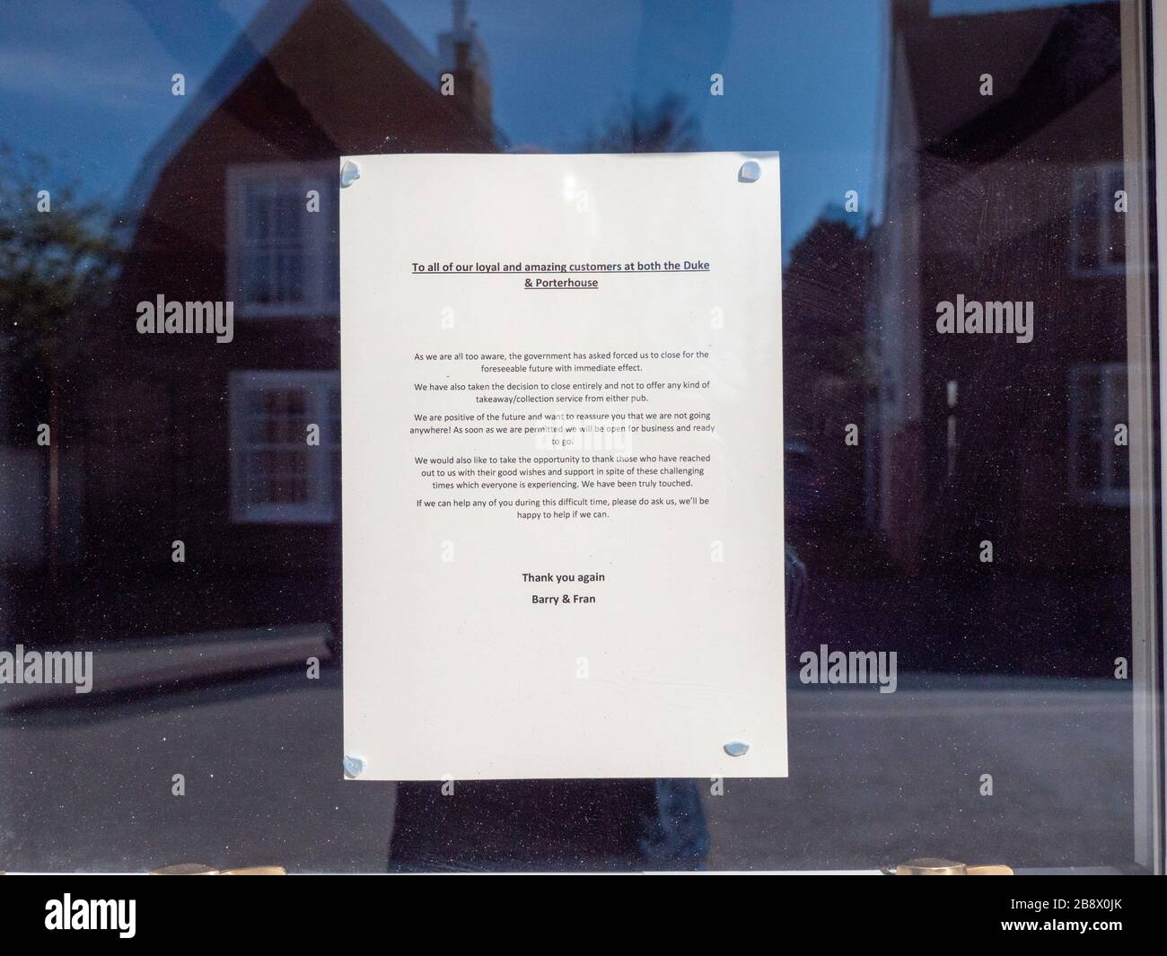 Willingham Cambridgeshire, Großbritannien. März 2020. Ein Schild in einem Pub-Fenster, das geschlossen wurde, während die Regierung ihre Ratschläge zur sozialen Distanzierung und den Wegbleiben von überfüllten Räumen verstärkt, um die Ausbreitung des Covid 19-Virus zu verringern. Kredit: Julian Eales/Alamy Live News Stockfoto